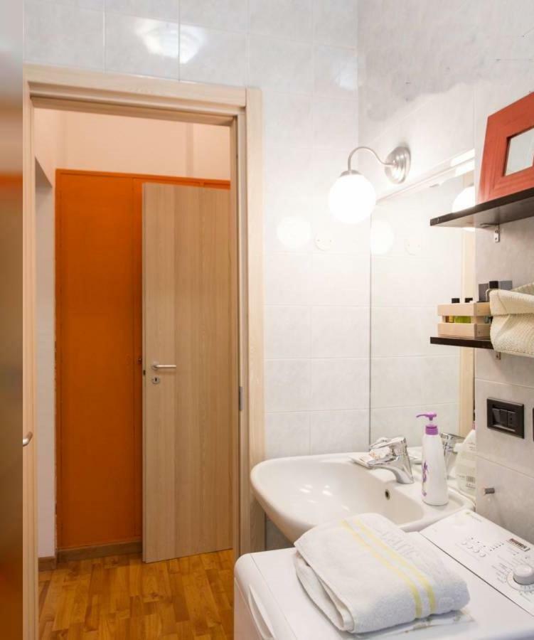 Isola Lagosta Apartment Milan Bagian luar foto